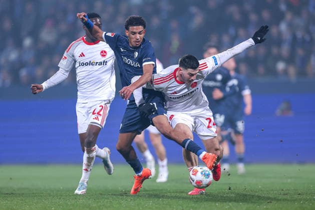 20 02 2026, Football, VfL Bochum 1 FC Nuremberg, 2 Fußball Bundesliga, 23 Matchday, Vonovia Ruhrstadion, Season 2025 2026 Francis Onyeka VfL Bochum 21 in duel against Luka Lochoshvili 1FC Nuernberg 24 next to Rabby Nzingoula 1FC Nuernberg 22 DFB regulations prohibit any use of photographs as image sequences and or quasi video Nordrhein Westfalen Germany