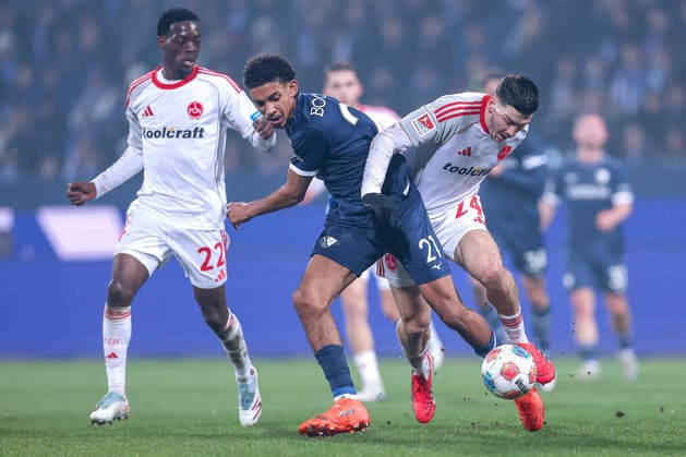 20 02 2026, Football, VfL Bochum 1 FC Nuremberg, 2 Fußball Bundesliga, 23 Matchday, Vonovia Ruhrstadion, Season 2025 2026 Francis Onyeka VfL Bochum 21 in duel against Luka Lochoshvili 1FC Nuernberg 24 next to Rabby Nzingoula 1FC Nuernberg 22 DFB regulations prohibit any use of photographs as image sequences and or quasi video Nordrhein Westfalen Germany