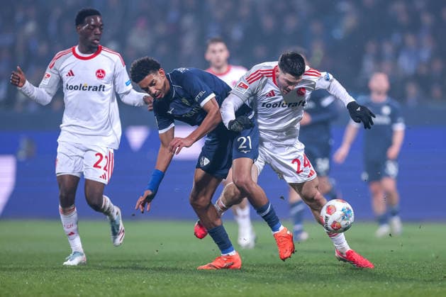 20 02 2026, Football, VfL Bochum 1 FC Nuremberg, 2 Fußball Bundesliga, 23 Matchday, Vonovia Ruhrstadion, Season 2025 2026 Francis Onyeka VfL Bochum 21 in duel against Luka Lochoshvili 1FC Nuernberg 24 next to Rabby Nzingoula 1FC Nuernberg 22 DFB regulations prohibit any use of photographs as image sequences and or quasi video Nordrhein Westfalen Germany
