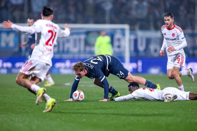 20 02 2026, Football, VfL Bochum 1 FC Nuremberg, 2 Fußball Bundesliga, 23 Matchday, Vonovia Ruhrstadion, Season 2025 2026 Mats Pannewig VfL Bochum 24 in duel against Rabby Nzingoula 1FC Nuernberg 22 DFB regulations prohibit any use of photographs as image sequences and or quasi video Nordrhein Westfalen Germany