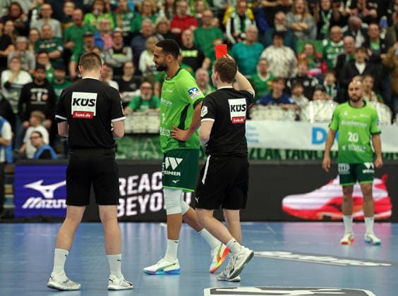 20 02 2026, xovx, Handball Daikin Handball Bundesliga, HSG Wetzlar SC DHfK Leipzig v l red card for Philipp Ahouansou HSG Wetzlar Wetzlar Buderus Arena Hessen Germany EN