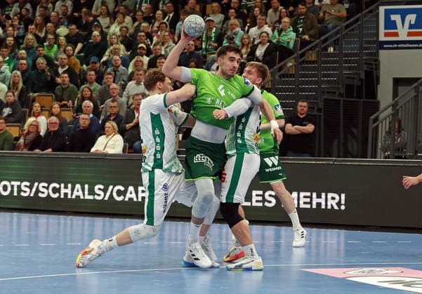20 02 2026, xovx, Handball Daikin Handball Bundesliga, HSG Wetzlar SC DHfK Leipzig v l Tim Hertzfeld SC DHfK Leipzig , Filip Vistorop HSG Wetzlar , Franz Semper SC DHfK Leipzig Wetzlar Buderus Arena Hessen Germany EN