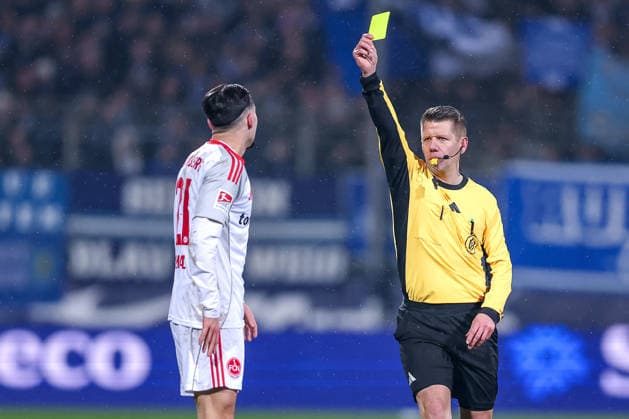 20 02 2026, Football, VfL Bochum 1 FC Nuremberg, 2 Fußball Bundesliga, Matchday 23, Vonovia Ruhrstadion, Season 2025 2026 Referee Patrick Ittrich shows yellow card to Berkay Yilmaz 1FC Nuernberg 21 DFB regulations prohibit any use of photographs as image sequences and or quasi video North Rhine-Westphalia Germany