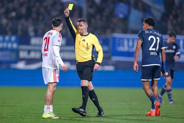 20 02 2026, Football, VfL Bochum 1 FC Nuremberg, 2 Fußball Bundesliga, Matchday 23, Vonovia Ruhrstadion, Season 2025 2026 Referee Patrick Ittrich shows yellow card to Berkay Yilmaz 1FC Nuernberg 21 DFB regulations prohibit any use of photographs as image sequences and or quasi video North Rhine-Westphalia Germany
