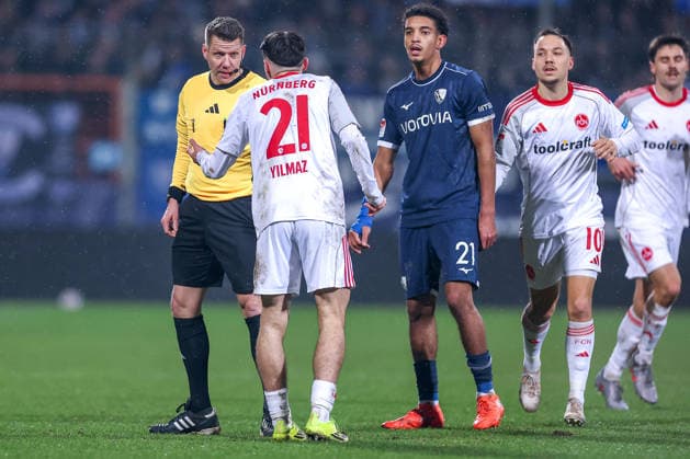 20 02 2026, Football, VfL Bochum 1 FC Nuremberg, 2 Fußball Bundesliga, Matchday 23, Vonovia Ruhrstadion, Season 2025 2026 Referee Patrick Ittrich shows yellow card to Berkay Yilmaz 1FC Nuernberg 21 DFB regulations prohibit any use of photographs as image sequences and or quasi video North Rhine-Westphalia Germany
