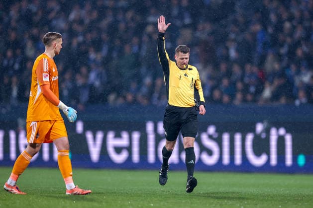 20 02 2026, Football, VfL Bochum 1 FC Nürnberg, 2 Fußball Bundesliga, 23 Matchday, Vonovia Ruhrstadion, Season 2025 2026 Referee Patrick Ittrich gesticulating on the pitch DFB regulations prohibit any use of photographs as image sequences and or quasi video North Rhine-Westphalia Germany
