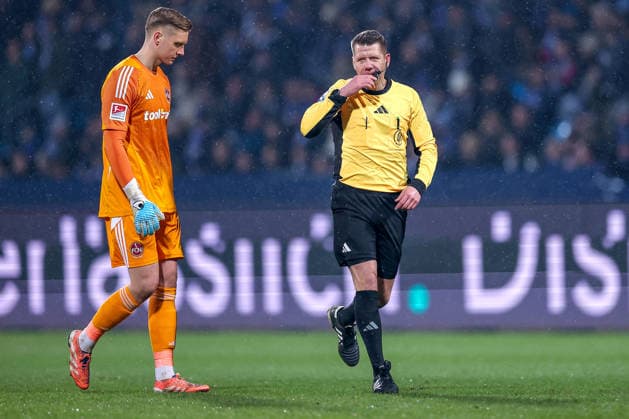 20 02 2026, Football, VfL Bochum 1 FC Nürnberg, 2 Fußball Bundesliga, 23 Matchday, Vonovia Ruhrstadion, Season 2025 2026 Referee Patrick Ittrich gesticulating on the pitch DFB regulations prohibit any use of photographs as image sequences and or quasi video North Rhine-Westphalia Germany