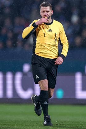 20 02 2026, Football, VfL Bochum 1 FC Nürnberg, 2 Fußball Bundesliga, 23 Matchday, Vonovia Ruhrstadion, Season 2025 2026 Referee Patrick Ittrich gesticulating on the pitch DFB regulations prohibit any use of photographs as image sequences and or quasi video North Rhine-Westphalia Germany