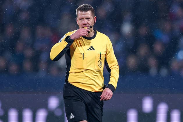 20 02 2026, Football, VfL Bochum 1 FC Nürnberg, 2 Fußball Bundesliga, 23 Matchday, Vonovia Ruhrstadion, Season 2025 2026 Referee Patrick Ittrich gesticulating on the pitch DFB regulations prohibit any use of photographs as image sequences and or quasi video North Rhine-Westphalia Germany