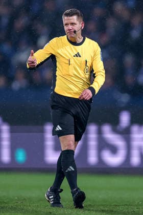 20 02 2026, Football, VfL Bochum 1 FC Nürnberg, 2 Fußball Bundesliga, 23 Matchday, Vonovia Ruhrstadion, Season 2025 2026 Referee Patrick Ittrich gesticulating on the pitch DFB regulations prohibit any use of photographs as image sequences and or quasi video North Rhine-Westphalia Germany