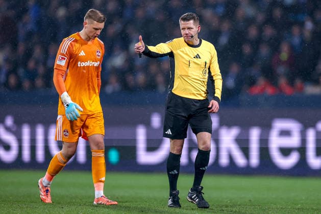 20 02 2026, Football, VfL Bochum 1 FC Nürnberg, 2 Fußball Bundesliga, 23 Matchday, Vonovia Ruhrstadion, Season 2025 2026 Referee Patrick Ittrich gesticulating on the pitch DFB regulations prohibit any use of photographs as image sequences and or quasi video North Rhine-Westphalia Germany