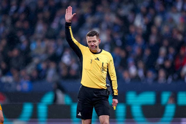 20 02 2026, Football, VfL Bochum 1 FC Nürnberg, 2 Fußball Bundesliga, 23 Matchday, Vonovia Ruhrstadion, Season 2025 2026 Referee Patrick Ittrich gesticulating on the pitch DFB regulations prohibit any use of photographs as image sequences and or quasi video North Rhine-Westphalia Germany