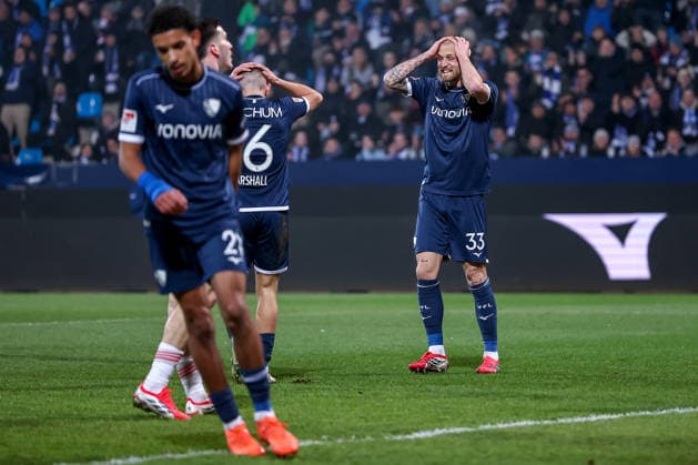 20 02 2026, Football, VfL Bochum 1 FC Nürnberg, 2 Fußball Bundesliga, 23 Matchday, Vonovia Ruhrstadion, Season 2025 2026 Callum Marshall VfL Bochum 16 disappointed Disappointment next to Philipp Hofmann VfL Bochum 33 gesticulating on the pitch DFB regulations prohibit any use of photographs as image sequences and or quasi video North Rhine-Westphalia Germany