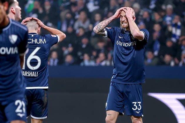 20 02 2026, Football, VfL Bochum 1 FC Nürnberg, 2 Fußball Bundesliga, 23 Matchday, Vonovia Ruhrstadion, Season 2025 2026 Callum Marshall VfL Bochum 16 disappointed Disappointment next to Philipp Hofmann VfL Bochum 33 gesticulating on the pitch DFB regulations prohibit any use of photographs as image sequences and or quasi video North Rhine-Westphalia Germany