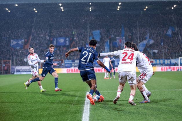20 02 2026, Football, VfL Bochum 1 FC Nuremberg, 2 Fußball Bundesliga, 23 Matchday, Vonovia Ruhrstadion, Season 2025 2026 Francis Onyeka VfL Bochum 21 in duel against Luka Lochoshvili 1FC Nuernberg 24 Feature DFB regulations prohibit any use of photographs as image sequences and or quasi video Nordrhein Westfalen Germany