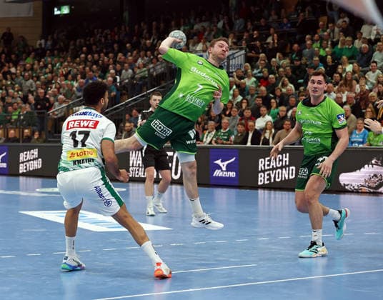 20 02 2026, xovx, Handball Daikin Handball Bundesliga, HSG Wetzlar SC DHfK Leipzig v l Ahmed Khairi SC DHfK Leipzig , Dominik Mappes HSG Wetzlar , Josip Simic HSG Wetzlar Wetzlar Buderus Arena Hessen Germany EN