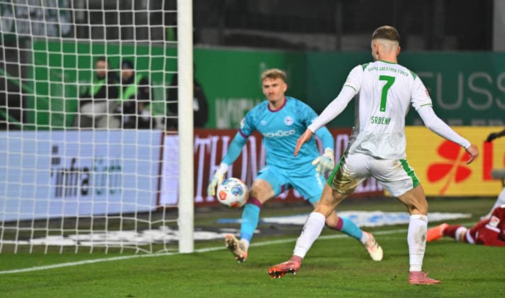 20 02 2026 Soccer Season 2025 2026 2 Soccer Bundesliga 23 Matchday SpVgg Greuther Fürth Kleeblatt SGF DSC Arminia Bielefeld Sportfoto Zink MeZi xmexzix DFL regulations prohibit any use of photographs as image sequences and or quasi video only for editorial use Semir Telalovic 7, Arminia Bielefeld erzirelt Treffer Tor Torschuß zum 2 1 gegen Jonas Kersken 1, Arminia Bielefeld