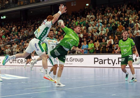 20 02 2026, xovx, Handball Daikin Handball Bundesliga, HSG Wetzlar SC DHfK Leipzig v l Tomas Piroch SC DHfK Leipzig , Ahmed Khairi SC DHfK Leipzig , Dominik Mappes HSG Wetzlar , Josip Simic HSG Wetzlar Wetzlar Buderus Arena Hessen Germany EN
