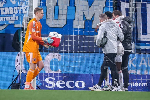 20 02 2026, Football, VfL Bochum 1 FC Nürnberg, 2 Fußball Bundesliga, 23 Matchday, Vonovia Ruhrstadion, Season 2025 2026 Rabby Nzingoula 1FC Nuernberg 22 must be escorted off the pitch injured Violation DFB regulations prohibit any use of photographs as image sequences and or quasi video North Rhine-Westphalia Germany
