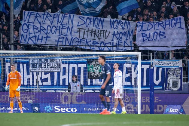 20 02 2026, Fußball, VfL Bochum 1 FC Nürnberg, 2 Fußball Bundesliga, 23 Spieltag, Vonovia Ruhrstadion, Saison 2025 2026 Tribüne Fans Zuschauer Ultras banner Schriftzug Vertrauen schon vor dem Gespräch gebrochen Fittjkau komm bloß nicht angekrochen DFB regulations prohibit any use of photographs as image sequences and or quasi video Nordrhein Westfalen Germany