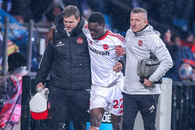 20 02 2026, Football, VfL Bochum 1 FC Nürnberg, 2 Fußball Bundesliga, 23 Matchday, Vonovia Ruhrstadion, Season 2025 2026 Rabby Nzingoula 1FC Nuernberg 22 must be escorted off the pitch injured Violation DFB regulations prohibit any use of photographs as image sequences and or quasi video North Rhine-Westphalia Germany