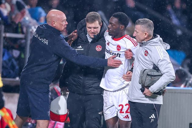 20 02 2026, Football, VfL Bochum 1 FC Nuremberg, 2 Fußball Bundesliga, 23 Matchday, Vonovia Ruhrstadion, Season 2025 2026 Head coach Uwe Rösler VfL Bochum hc comforting next to Rabby Nzingoula 1FC Nuernberg 22 who must be escorted off the pitch injured Violation DFB regulations prohibit any use of photographs as image sequences and or quasi video North Rhine-Westphalia Germany