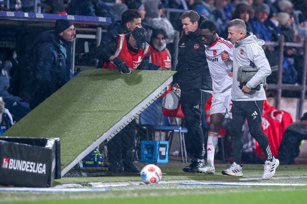 20 02 2026, Football, VfL Bochum 1 FC Nürnberg, 2 Fußball Bundesliga, 23 Matchday, Vonovia Ruhrstadion, Season 2025 2026 Rabby Nzingoula 1FC Nuernberg 22 must be escorted off the pitch injured Violation DFB regulations prohibit any use of photographs as image sequences and or quasi video North Rhine-Westphalia Germany
