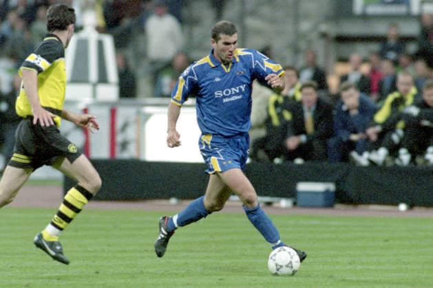 ZINEDINE ZIDANE, Juventus, Champions League, 1996-97, Finale, Final, Borussia Dortmund vs Juventus 3-1, 28-05-1997, Azione, Action, Contrasto, Single shot CHAMPIONS LEAGUE 1996-97 FINALE BORUSSIA DORTMUND-JUVENTUS 3-1