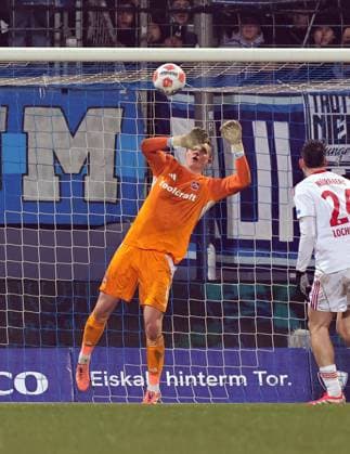 20 02 2026 Soccer Season 2025 2026 2 Soccer Bundesliga 23 Matchday VfL Bochum 1 FC Nuremberg FCN Club Sportfoto Zink DaMa xdaxmax DFL regulations prohibit any use of photographs as image sequences and or quasi video only for editorial use Jan Reichert 1, 1 FC Nuremberg FCN hält Ball blickt auf Bal