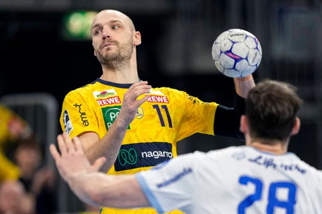from left Lukas Sandell RNL, 11 , Hendrik Wagner TBV, 28 , on jump shot, throw, shot on goal, action, action, game scene, 20 02 2026, Mannheim Germany , Handball, Bundesliga, Rhein Neckar Löwen TBV Lemgo Lippe xozx