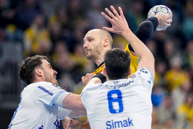 from left Hendrik Wagner TBV, 28 , Lukas Sandell RNL, 11 , Frederik Simak TBV, 8 , duel, duel scene, duel, tackle, tackling, dynamics, action, action, 20 02 2026, Mannheim Germany , Handball, Bundesliga, Rhein Neckar Löwen TBV Lemgo Lippe xozx