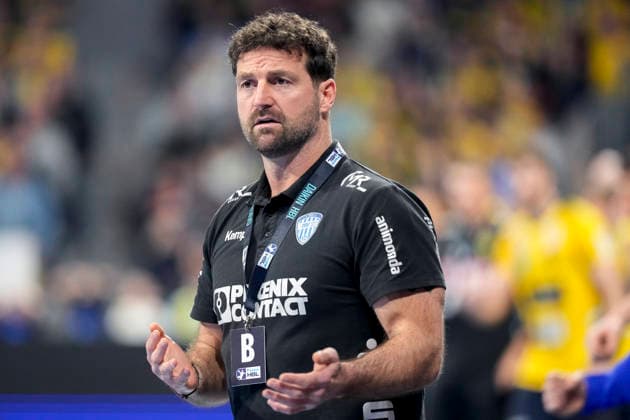 Florian Kehrmann coach, head coach, TBV Lemgo , gives instructions, gestures, gesticulates with arms, single picture, single photo, action, action, 20 02 2026, Mannheim Germany , Handball, Bundesliga, Rhein Neckar Löwen TBV Lemgo Lippe xozx