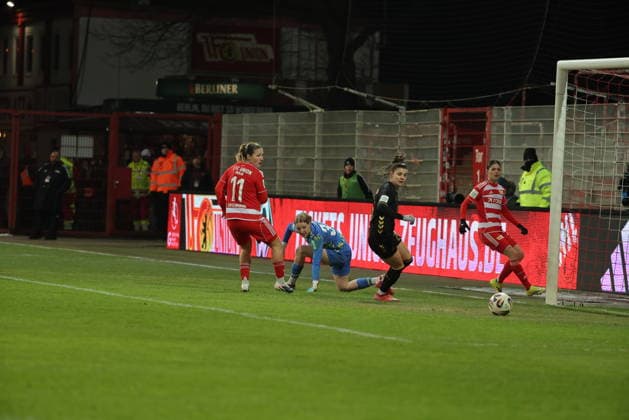 Dina Orschmann narrowly misses the goal duel Match scene Action Sport Football Soccer Bundesliga Women Women Season 2025 2026 20 02 2026 1 FC Union Berlin vs 1 FC Köln DFL regulations prohibit any use of photographs as image sequences and or quasi video