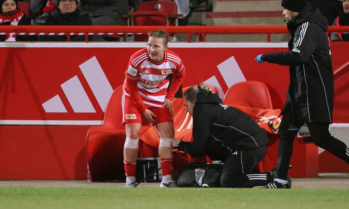 Dina Orschmann bloody knees get taped Sport Football Soccer Bundesliga Women Women Season 2025 2026 20 02 2026 1 FC Union Berlin vs 1 FC Köln DFL regulations prohibit any use of photographs as image sequences and or quasi video