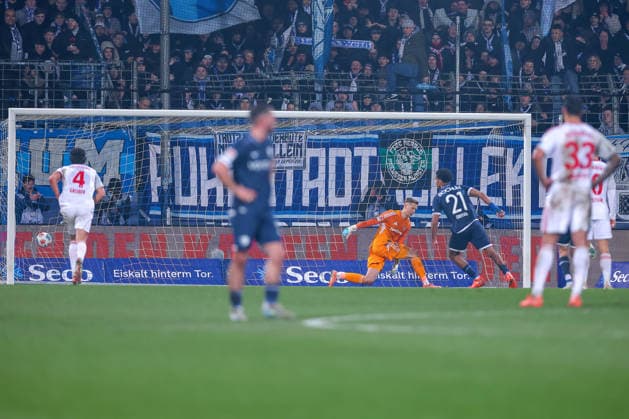 20 02 2026, Football, VfL Bochum 1 FC Nürnberg, 2 Fußball Bundesliga, 23 Matchday, Vonovia Ruhrstadion, Season 2025 2026 Goal kick Penalty kick Goal to 1 1 by scorer Francis Onyeka VfL Bochum 21 DFB regulations prohibit any use of photographs as image sequences and or quasi video Nordrhein Westfalen Germany