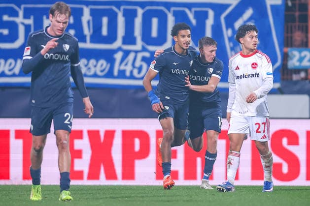 20 02 2026, Football, VfL Bochum 1 FC Nürnberg, 2 Fußball Bundesliga, 23 Spieltag, Vonovia Ruhrstadion, Saison 2025 2026 Torjubel nach dem Elfmeter Treffer Tor zum 1 1 durch Torschütze Francis Onyeka VfL Bochum 21 zusammen mit Callum Marshall VfL Bochum 16 DFB regulations prohibit any use of photographs as image sequences and or quasi video Nordrhein Westfalen Germany