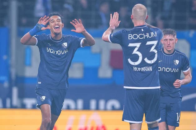 20 02 2026, Football, VfL Bochum 1 FC Nürnberg, 2 Fußball Bundesliga, 23 Matchday, Vonovia Ruhrstadion, Season 2025 2026 Goal celebration after the penalty kick goal to 1 1 by scorer Francis Onyeka VfL Bochum 21 together with Philipp Hofmann VfL Bochum 33 DFB regulations prohibit any use of photographs as image sequences and or quasi video Nordrhein Westfalen Germany