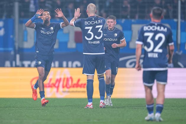 20 02 2026, Football, VfL Bochum 1 FC Nürnberg, 2 Fußball Bundesliga, 23 Matchday, Vonovia Ruhrstadion, Season 2025 2026 Goal celebration after the penalty kick goal to 1 1 by scorer Francis Onyeka VfL Bochum 21 together with Philipp Hofmann VfL Bochum 33 DFB regulations prohibit any use of photographs as image sequences and or quasi video Nordrhein Westfalen Germany