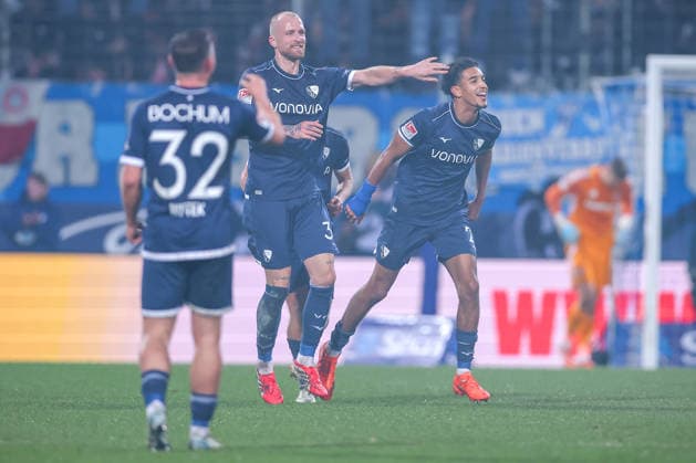 20 02 2026, Football, VfL Bochum 1 FC Nürnberg, 2 Fußball Bundesliga, 23 Matchday, Vonovia Ruhrstadion, Season 2025 2026 Goal celebration after the penalty kick goal to 1 1 by scorer Francis Onyeka VfL Bochum 21 together with Philipp Hofmann VfL Bochum 33 DFB regulations prohibit any use of photographs as image sequences and or quasi video Nordrhein Westfalen Germany