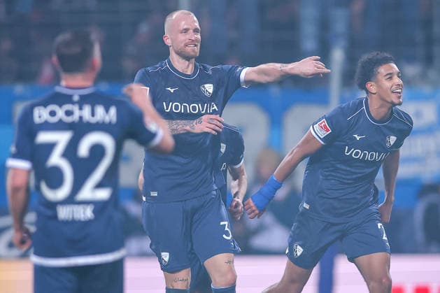20 02 2026, Football, VfL Bochum 1 FC Nürnberg, 2 Fußball Bundesliga, 23 Matchday, Vonovia Ruhrstadion, Season 2025 2026 Goal celebration after the penalty kick goal to 1 1 by scorer Francis Onyeka VfL Bochum 21 together with Philipp Hofmann VfL Bochum 33 DFB regulations prohibit any use of photographs as image sequences and or quasi video Nordrhein Westfalen Germany