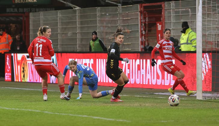 Dina Orschmann narrowly misses the goal duel Match scene Action Sport Football Soccer Bundesliga Women Women Season 2025 2026 20 02 2026 1 FC Union Berlin vs 1 FC Köln DFL regulations prohibit any use of photographs as image sequences and or quasi video