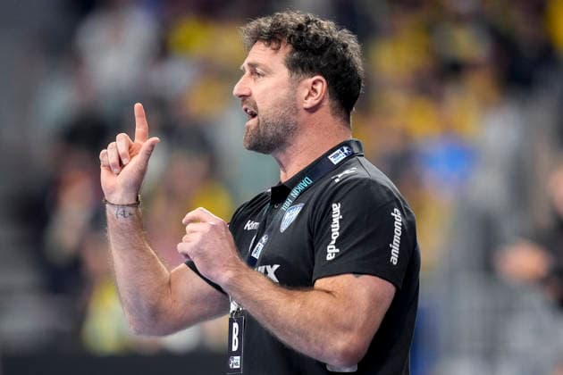 Florian Kehrmann coach, head coach, TBV Lemgo , gives instructions, gestures, gesticulates with arms, single picture, single photo, action, action, 20 02 2026, Mannheim Germany , Handball, Bundesliga, Rhein Neckar Löwen TBV Lemgo Lippe xozx