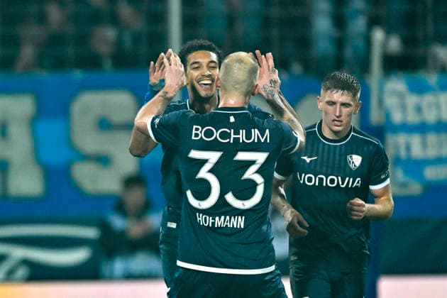 Francis Onyeka Bochum 21 cheers after scoring the 1 1 goal with Philipp Hofmann Bochum 33 20 02 2026 Soccer VfL Bochum vs 1 FC Nuernberg, Vonovia Ruhrstadion, Bochum, DFB DFL REGULATIONS PROHIBIT ANY USE OF PHOTOGRAPHS AS IMAGE SEQUENCES AND OR QUASI VIDEO Copyright: xpepphotox xHorstxMauelshagenx pep00321, pep_20260220_hm_286025