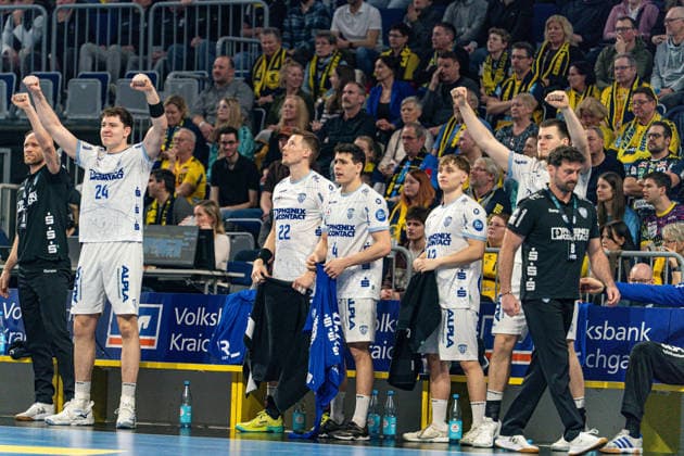 20 02 2026, xdaymx, Handball Daikin HBL, Rhein Neckar Loewen TBV Lemgo Lippe Team of Lemgo Lippe celebrates a goal on the sidelines DFL DFB REGULATIONS PROHIBIT ANY USE OF PHOTOGRAPHS as IMAGE SEQUENCES and or QUASI VIDEO Mannheim