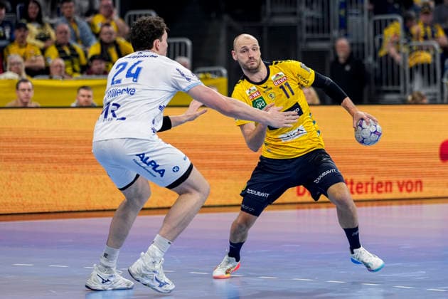 from left Joel Willecke TBV, 24 , Lukas Sandell RNL, 11 , duel, duel, tackle, tackling, dynamics, action, action, 20 02 2026, Mannheim Germany , Handball, Bundesliga, Rhein Neckar Löwen TBV Lemgo Lippe xozx