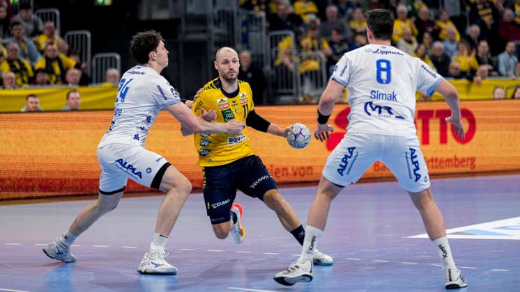 from left Joel Willecke TBV, 24 , Lukas Sandell RNL, 11 , Frederik Simak TBV, 8 duel, duel, duel, tackle, tackling, dynamics, action, action, 20 02 2026, Mannheim Germany , Handball, Bundesliga, Rhein Neckar Löwen TBV Lemgo Lippe xozx