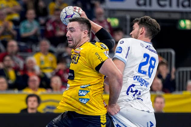 from left Jannik Kohlbacher RNL, 80 , Hendrik Wagner TBV, 28 , duel, duel, tackle, tackling, dynamics, action, action, 20 02 2026, Mannheim Germany , Handball, Bundesliga, Rhein Neckar Löwen TBV Lemgo Lippe xozx