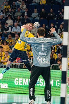 20 02 2026, xdaymx, Handball Daikin HBL, Rhein Neckar Loewen TBV Lemgo Lippe vl Haukur Thrastarson scheidert am starken Constantin Möstl Lemgo Lippe DFL DFB REGULATIONS PROHIBIT ANY USE OF PHOTOGRAPHS as IMAGE SEQUENCES and or QUASI VIDEO Mannheim