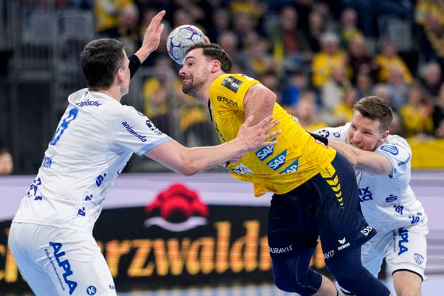 v li Frederik Simak TBV, 8 , Dani Baijens RNL, 77 , Adam Nyfjäll TBV, 22 , duel, duel scene, duel, tackle, tackling, dynamics, action, action, 20 02 2026, Mannheim Germany , Handball, Bundesliga, Rhein Neckar Löwen TBV Lemgo Lippe xozx