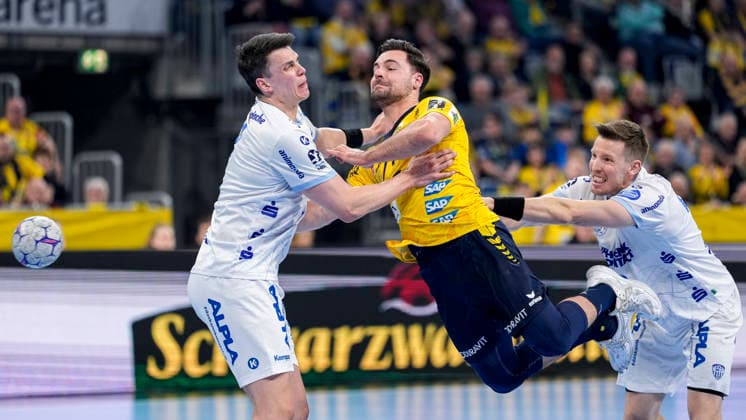 v li Frederik Simak TBV, 8 , Dani Baijens RNL, 77 , Adam Nyfjäll TBV, 22 , duel, duel scene, duel, tackle, tackling, dynamics, action, action, 20 02 2026, Mannheim Germany , Handball, Bundesliga, Rhein Neckar Löwen TBV Lemgo Lippe xozx